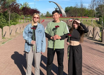 Студенты ЮФУ возложили алые гвоздики к Кумженскому мемориалу