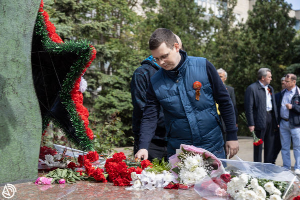 Представители Института радиотехнических систем и управления и Профсоюзной организации ЮФУ возложили цветы к мемориалам Таганрога