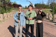 Студенты ЮФУ возложили алые гвоздики к Кумженскому мемориалу