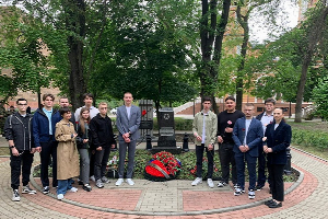 Студенты Юридического факультета ЮФУ приняли участие в возложении цветов к братской могиле на улице Пушкинской