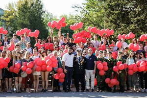 Студенты и сотрудники ЮФУ организовали памятную акцию "Звезда Победы"