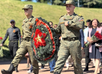 Студенты ЮФУ приняли участие в церемонии возложения венков и цветов к мемориальному комплексу «Памяти жертв фашизма в Змиевской балке»