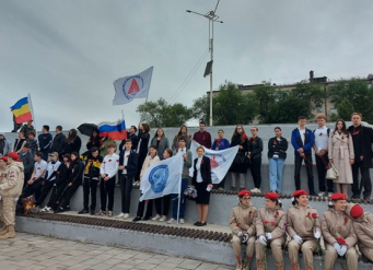 В Ростове-на-Дону к памятнику-стеле воинам-освободителям возложили гирлянду из живых цветов