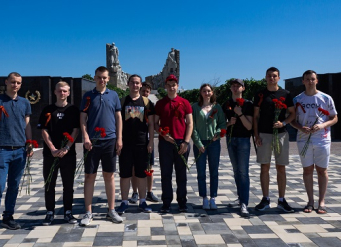 Студенты ЮФУ возложили цветы на мемориале Самбекские высоты